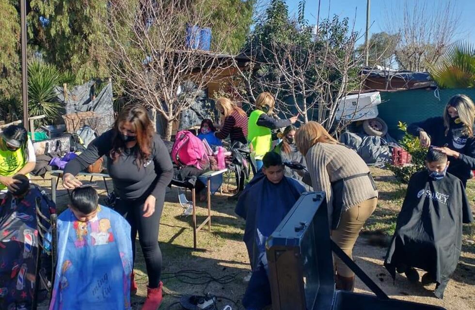 Día del Peluquero: profesionales realizan cortes de cabellos solidarios a niños de merenderos de Mendoza