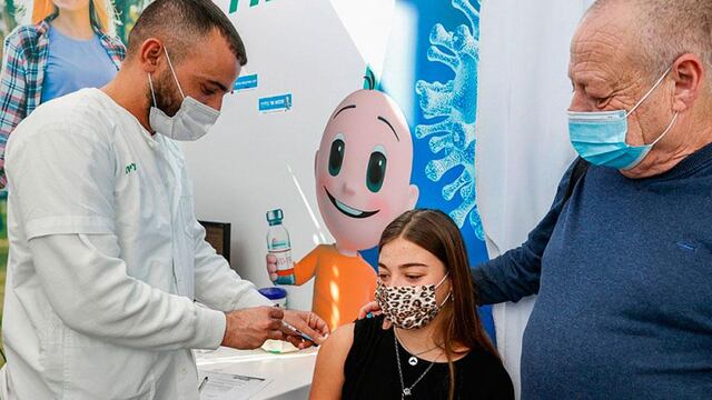 La vacunación de menores ya es un hecho en otros países. (AP)