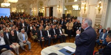 Jaldo reinicia la construcción de 505 viviendas en toda la provincia.