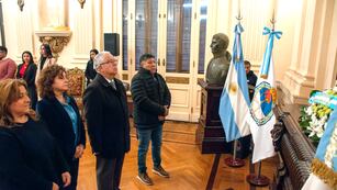 Silvia Vela, Miriam Serrano, Pablo Ponce y Carlos Guari, en el homenaje a la Bandera Nacional de la Libertad Civil, en el marco del Día del Periodista.