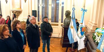 Silvia Vela, Miriam Serrano, Pablo Ponce y Carlos Guari, en el homenaje a la Bandera Nacional de la Libertad Civil, en el marco del Día del Periodista.