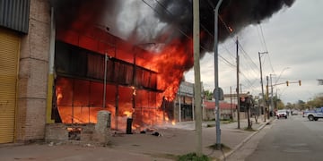 Bemberos controlaron un incendio que destruyó un local de ropa en barrio Argüello (Policía.