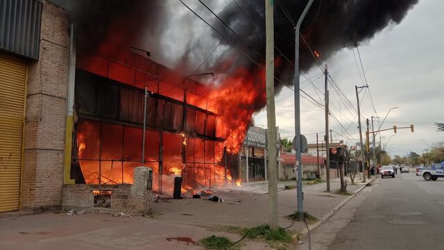 Bemberos controlaron un incendio que destruyó un local de ropa en barrio Argüello (Policía.