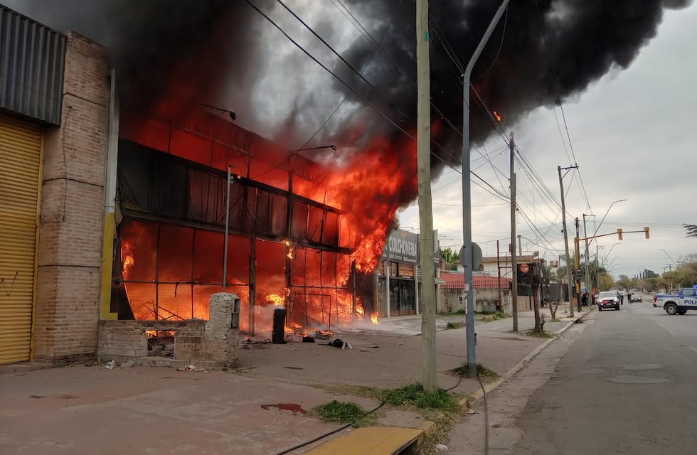 Incendio en barrio Argüello: el fuego destruyó un local de venta de ropa