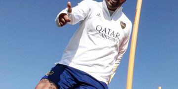 Edwin Cardona llegó al país pero todavía no puede sumarse a Boca.