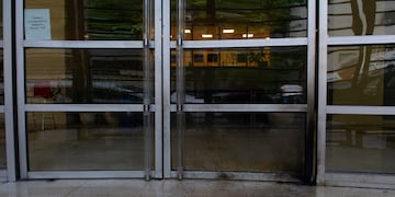 Así quedó el ingreso al edificio después del ataque al Grupo Clarín (Foto: Clarín).