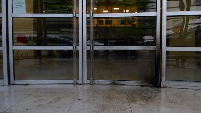 Así quedó el ingreso al edificio después del ataque al Grupo Clarín (Foto: Clarín).