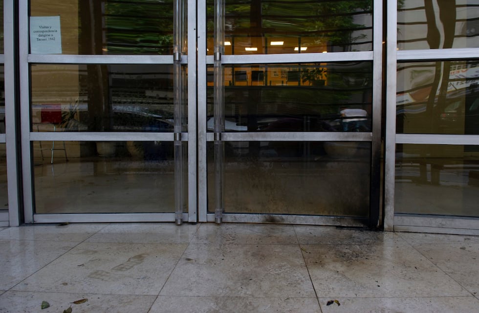 Encapuchados atacaron el edificio del Grupo Clarín con bombas molotov