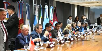 Los vicegobernadores del NOA y el NEA encabezaron la sesión plenaria del Parlamento del Norte Grande, en Tucumán.