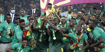 Senegaleses festejan la victoria de Senegal por la Copa Africana en Las Grutas.