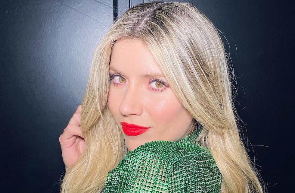 Laurita Fernández vistió un mini vestido rojo pasión y varios famosos la halagaron en las redes sociales