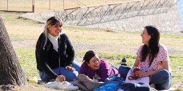 ID:6467986 turismo turistas toman mate
 fin de semana largo en la costanera del Lago San Roque
 carlos paz
yanina aguirre