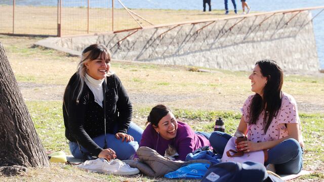 ID:6467986 turismo turistas toman mate
 fin de semana largo en la costanera del Lago San Roque
 carlos paz
yanina aguirre