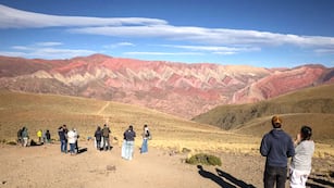 La imponente serranía del Hornocal, en Humahuaca, impacta con su infinito colorido al turismo que visita Jujuy en vacaciones.