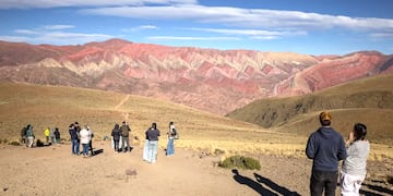 La imponente serranía del Hornocal, en Humahuaca, impacta con su infinito colorido al turismo que visita Jujuy en vacaciones.