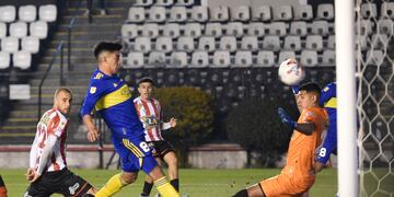 Pol Fernández define para anotar el segundo gol de Boca ante Barracas Central.