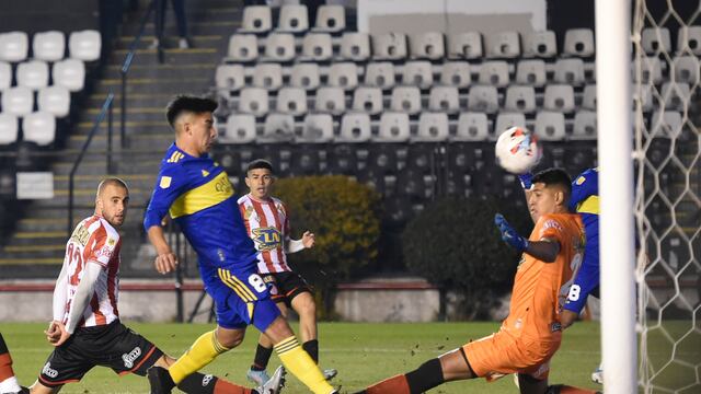 Pol Fernández define para anotar el segundo gol de Boca ante Barracas Central.