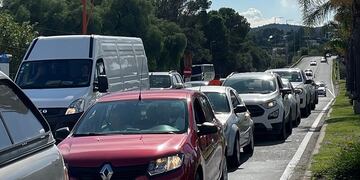 Turismo. Turistas ingresan a Carlos Paz por el fin de semana largo de Semana Santa. (La Voz)