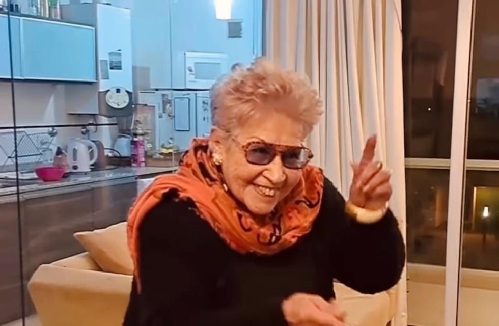 Una abuela bailó al ritmo de La Konga y despertó la ternura de los usuarios: “Yo los escucho y bailo sola”