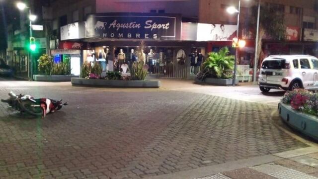 Posadas: accidente en pleno centro dejó a un motociclista lesionado.
