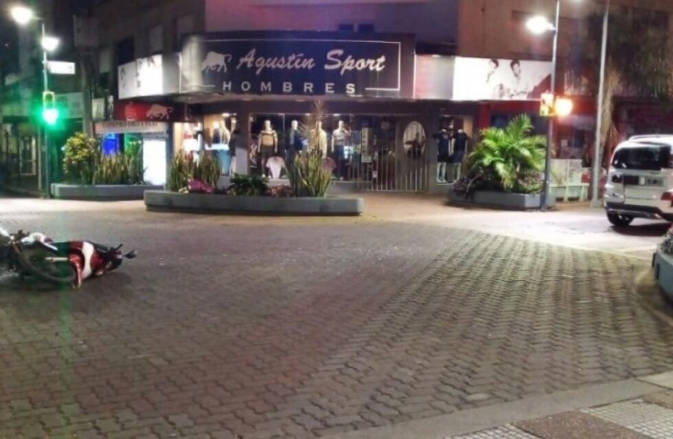 Posadas: accidente en pleno centro dejó a un motociclista lesionado