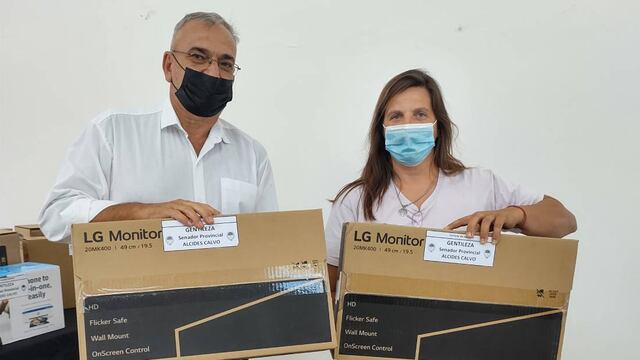 Equipos informáticos para Centros de Salud de Josefina: el senador Alcides Calvo junto a la presidenta comunal Jorgelina Sicardi