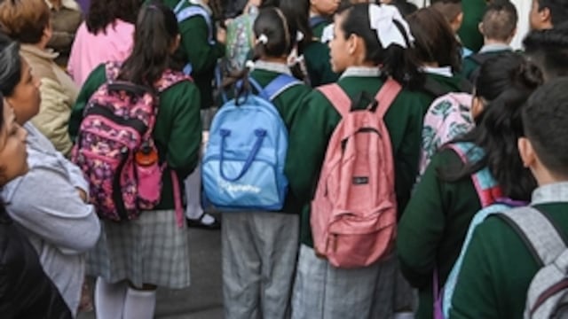 Estudiantes uniformados