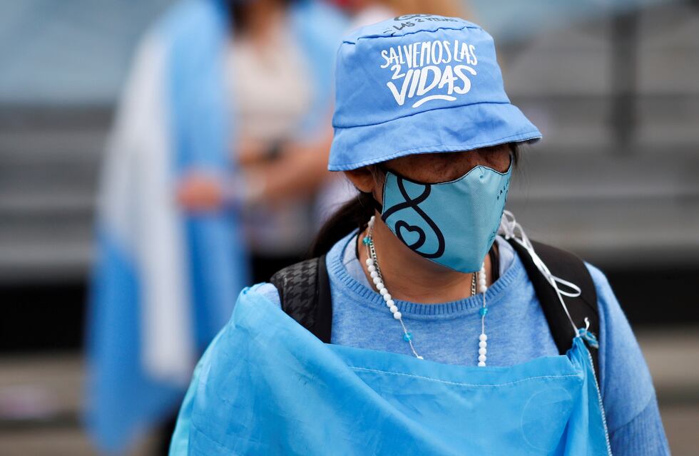 Vigilias celestes y verdes frente al Congreso mientras se desarrolla el debate sobre la legalización del aborto