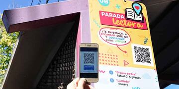La municipalidad de Godoy Cruz inauguró un circuito literario en calle Paso de Los Andes. En cada una de las 21 paradas de omnibus se pueden bajar los diferentes títulos. Gentileza MGC