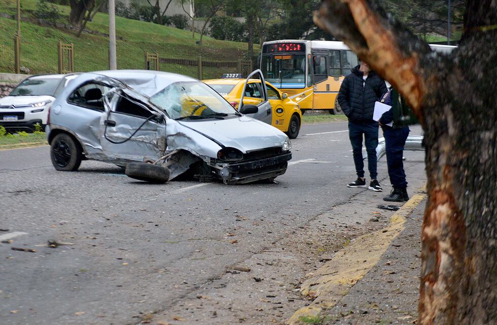 Córdoba: perdió el control de su auto e impactó contra un árbol en la calle Rafael Núñez