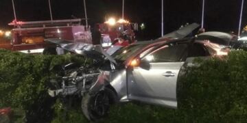 En el auto viajaban cuatro jóvenes, dos sobrevivieron al impacto