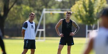 El DT Farré y el capitán Vegetti en el entrenamiento del Pirata, que este viernes recibirá a Tigre en el Kempes. (Prensa Belgrano)