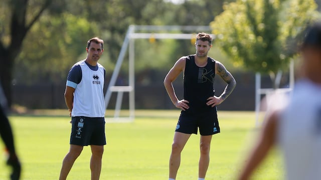 El DT Farré y el capitán Vegetti en el entrenamiento del Pirata, que este viernes recibirá a Tigre en el Kempes. (Prensa Belgrano)