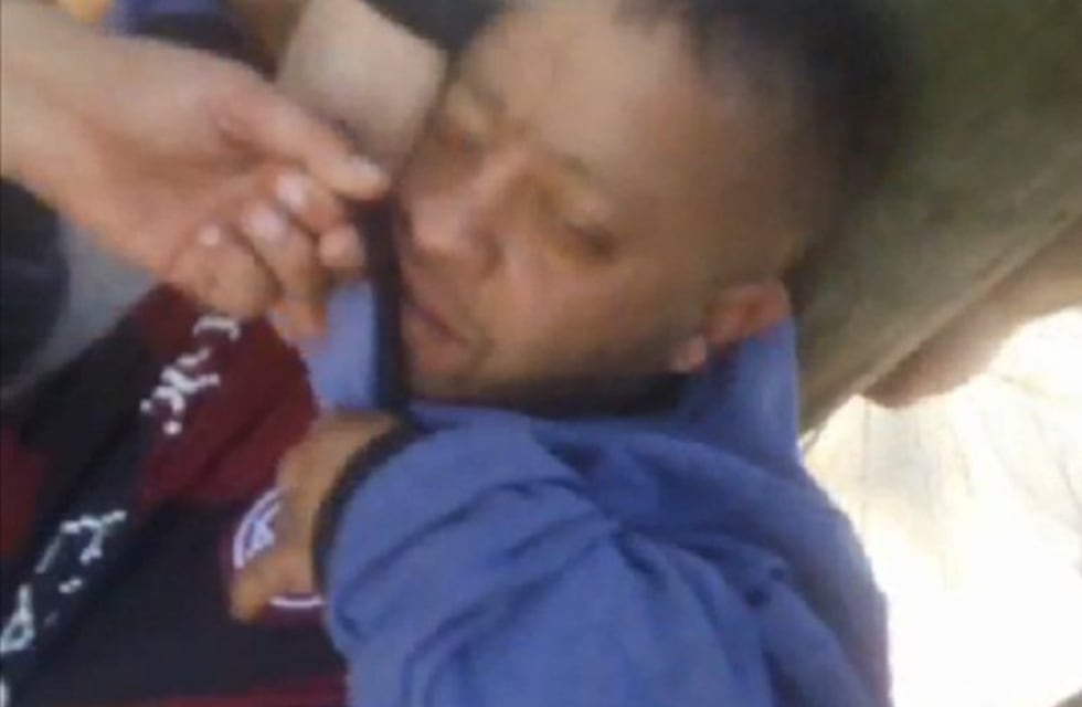 Barras de Aldosivi ataron a una persona a un poste por tener la camiseta de Lanús