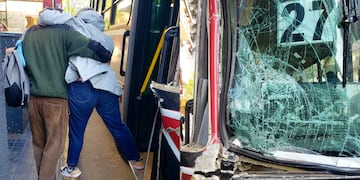 Hay pasajeros heridos por el impactante choque entre dos colectivos.