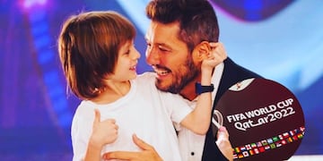 Marcelo Tinelli completó el Álbum del Mundial Qatar 2022 con su hijo Lolo y la emoción fue total.