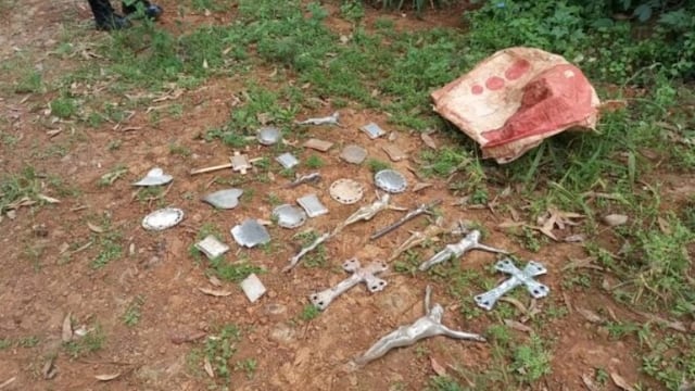 Recuperan objetos y placas presuntamente robadas del cementerio de Puerto Rico.