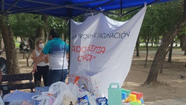Colecta solidaria de leche y alimentos no perecederos.