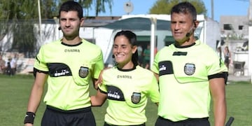 Fue durante un partido de fútbol de la liga tandilense y de la Unión Regional Deportiva fue arbitrado por Camila Romero Barsottini