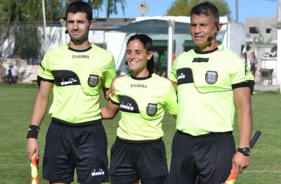 Fútbol en Tandil: quién es Camila, la primera árbitro mujer que dirigió un partido en Primera