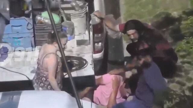 Paula Quevedo es la hija del hombre con remera de color rosa.