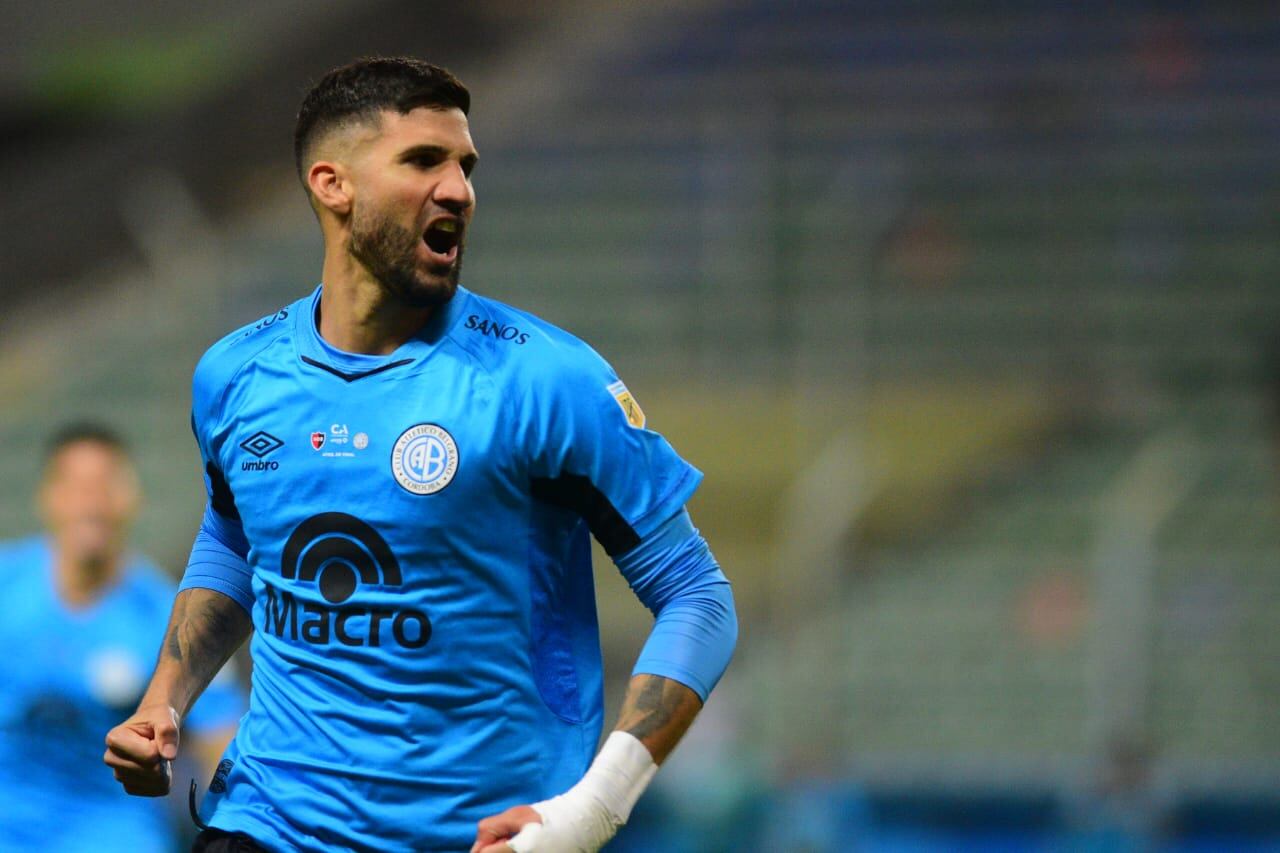 Lisandro López festeja el 2-1 de Belgrano frente a Newell's en los cuartos de final de la Copa Argentina en San Luis. (José Gabriel Hernández / La Voz)