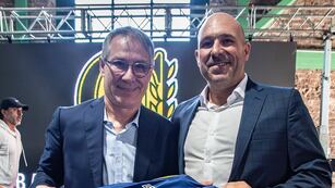 El presidente Gonzalo Belloso le regaló una camiseta al DT.