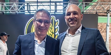 El presidente Gonzalo Belloso le regaló una camiseta al DT.