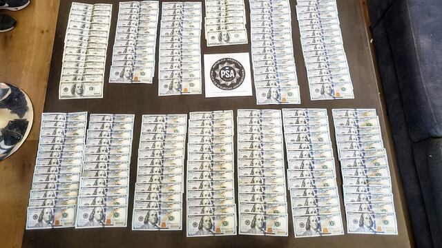 La Policía de Seguridad Aeroportuaria (PSA) encontró 18.300 dólares durante el procedimiento.