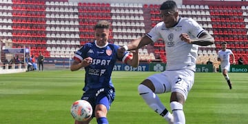 "Rafa" Pérez defendiendo con alma y vida como en cada jugada (Foto: Prensa Unión).