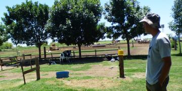 Leonardo Alloatti, productor tambero agroecológico, de Colonia Tacurales.