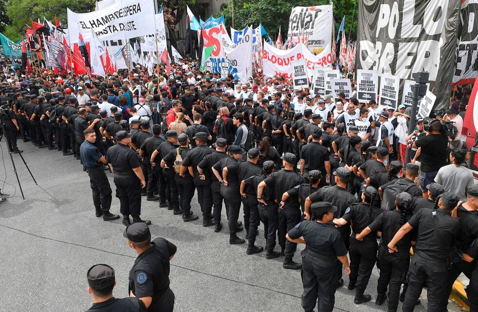 Tensión frente al Ministerio de Capital Humano: hubo empujones entre la policía y los manifestantes