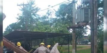 Colonia Wanda: realizan recambio de postes de madera por hormigón.