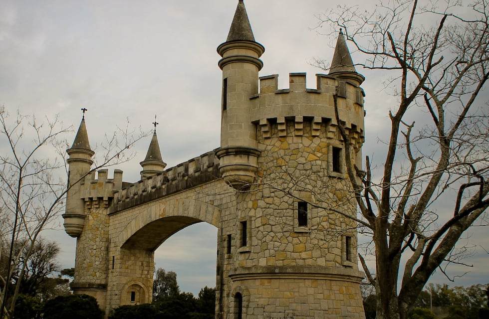 Vacaciones de invierno: el parque que tiene un exótico “árbol de cristal” y que es ideal para conocer con los nenes